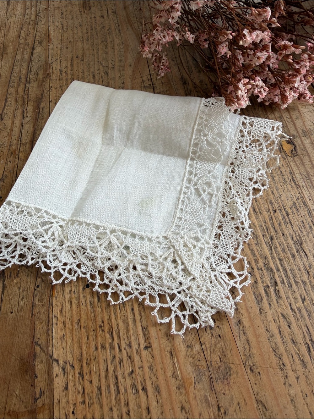 Irish linen handkerchief white/cream with handmade lace edging true vintage - Picture 1 of 3